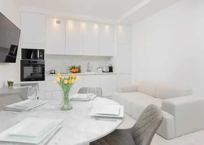 Apartment With Terrace Rezydencja Lazienki Park By Renters Prestige