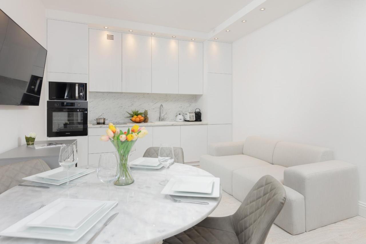 With Terrace Rezydencja Lazienki Park By Renters Prestige Butas Warsaw